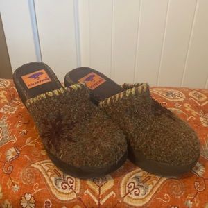 Women’s Rocketdog knit clogs size 7.